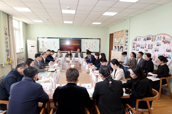 校党委书记黄思光在学校心理发展与ab