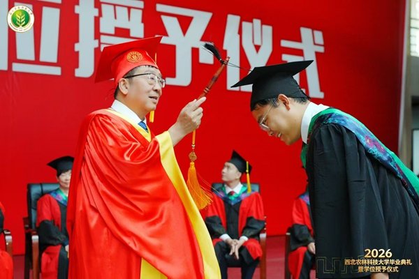 校党委书记黄思光为获奖学生代表颁奖