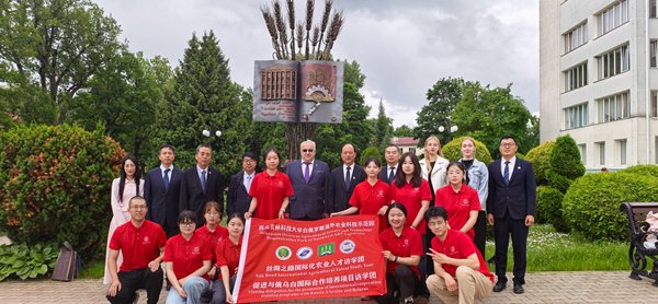 出席上合组织校长论坛