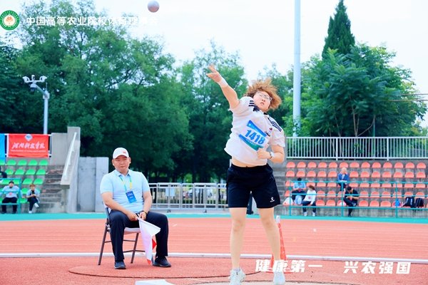 校党委副书记闫祖书主持开幕式