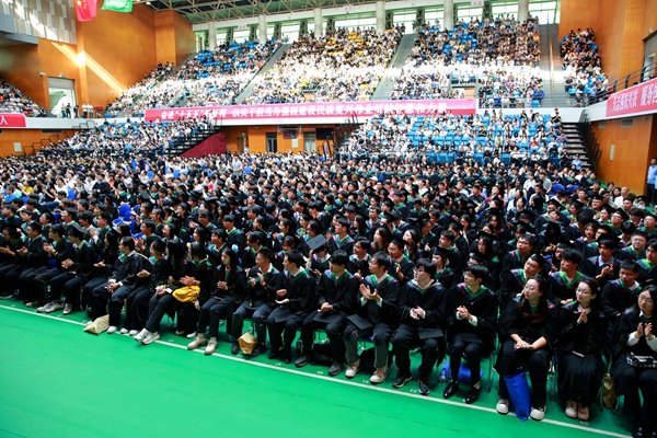 校长吴普特为获奖学生代表颁奖